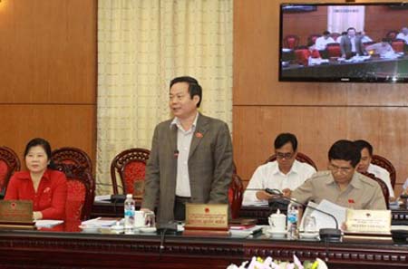 Chủ nhiệm Ủy ban Tài chính-Ngân sách của Quốc hội Phùng Quốc Hiển trình bày báo cáo thẩm tra Báo cáo của Bộ Tài chính.